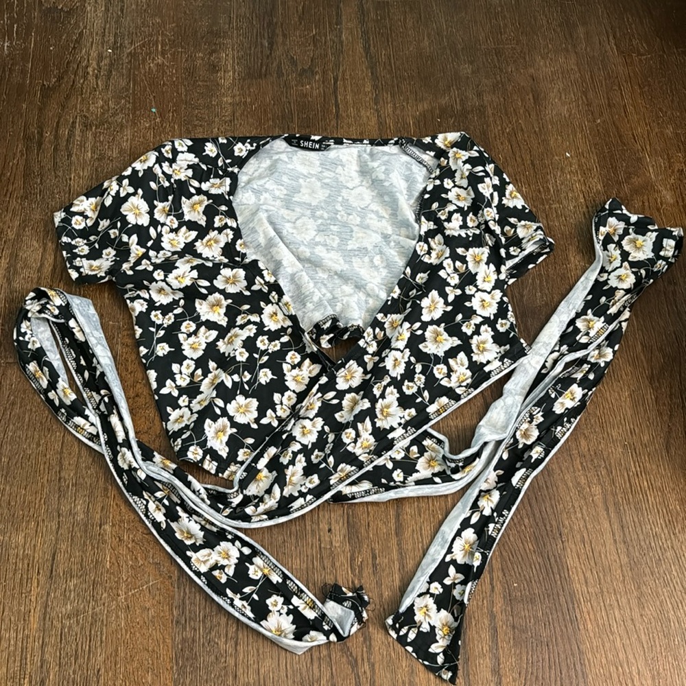 Cropped wrap around flower top